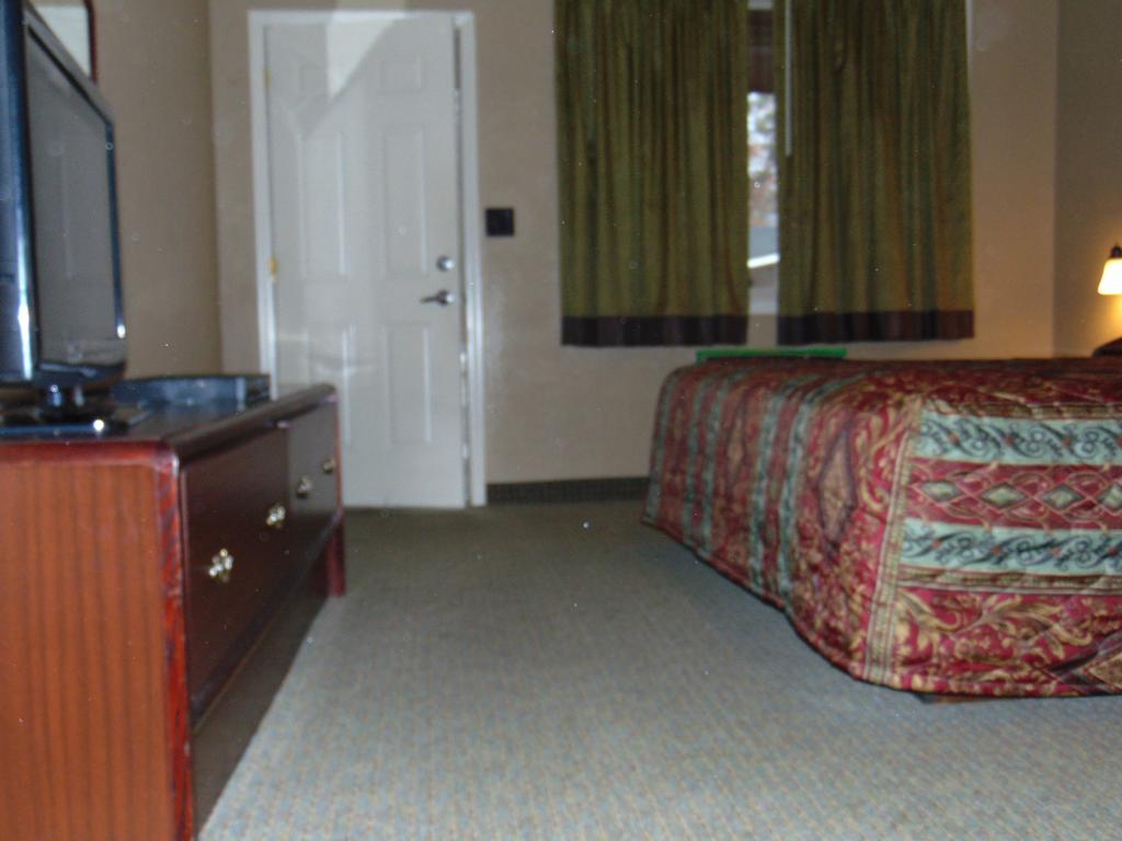 Westbrook Motel Abbeville Room photo